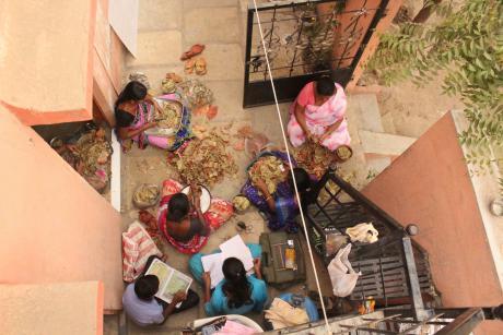 09 - Women rolling beedis at Kumbhari.jpg