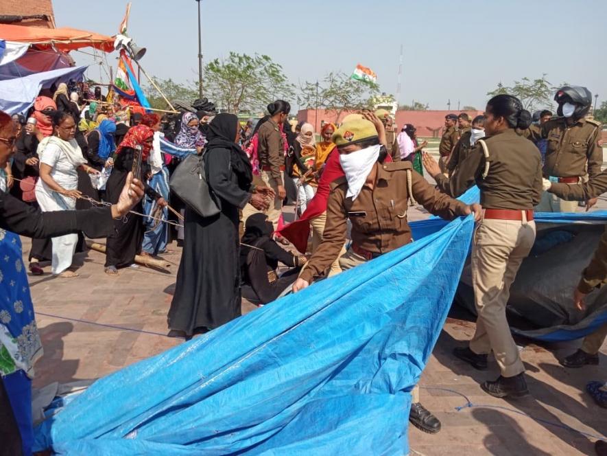 Police crackdown at anti-CAA protest in Lucknow, UP.