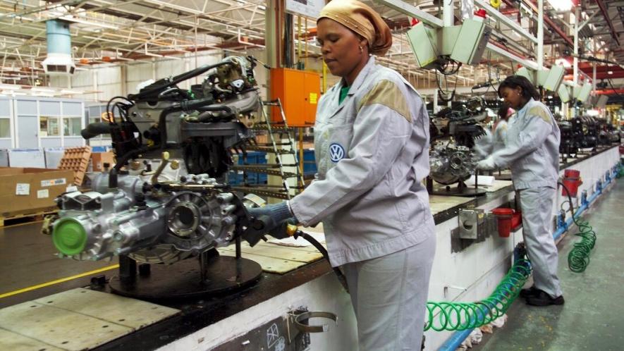 Workers on the production line of Volkswagen’s Uitenhage plant in South Africa. (Photo: Brand South Africa)