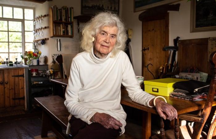 Jan Morris, Author and Transgender Pioneer, Dies at 94