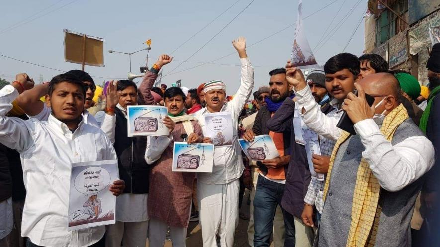 Evading Restrictions, Gujarat Farmers Leave in Disguise to Join Protest at Delhi-Jaipur Highway