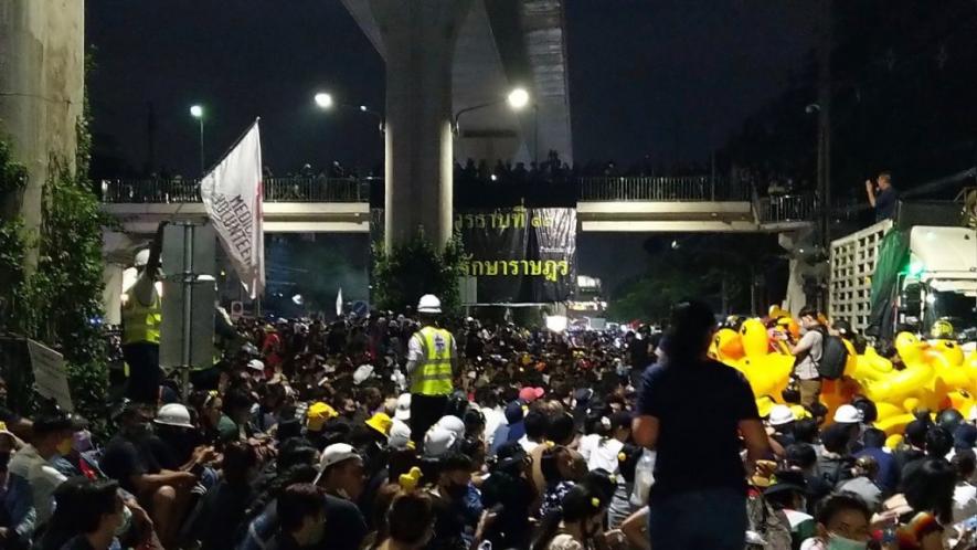 Protesters occupying the Phahon Yothin Road that leads to the 11th Infantry Regiment under the direct command of the Thai king. (Photo: Prachatai/Twitter)