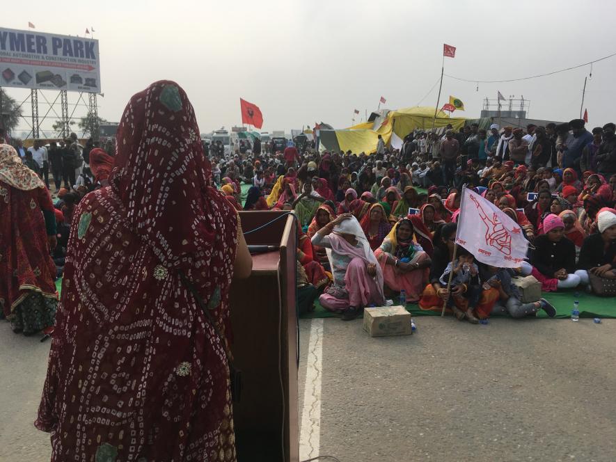 A woman managing the stage at Shahjahanpur border on Monday. Image clicked by Ronak Chhabra