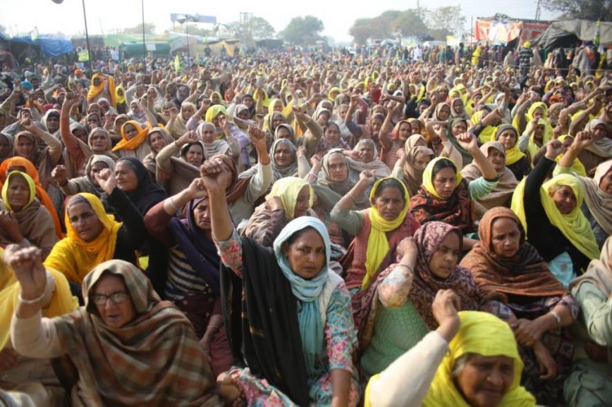 Women farmers raising anti-government slogans at Tikri border.