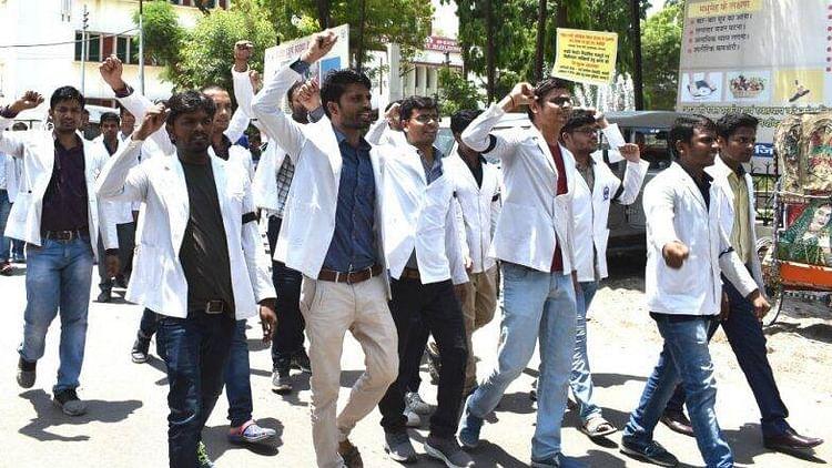 Gujarat Doctors Sit on Relay Hunger Strike, Say no to 'Mixopathy'