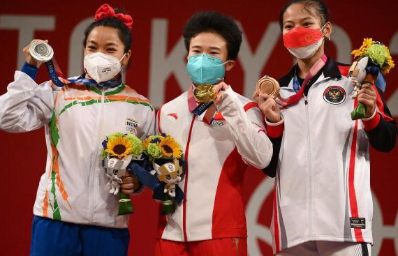 mirabai chanu during tokyo 2020 medal ceremony