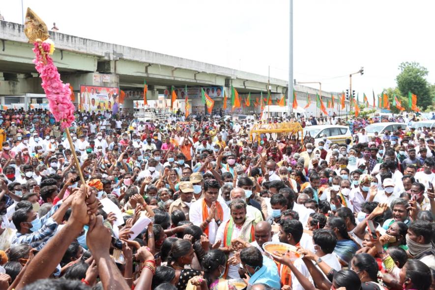 Union minister of state Dr L Murugan and state BJP president K Annamalai during the Jan Ashirwad Yatra in Namakkal (Courtesy: Dr L Murugan, Twitter account)