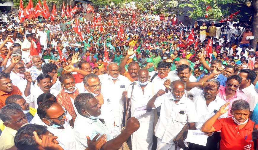 CITU leaders along with OHT operators and sanitation workers during the protest (Courtesy: Theekkathir)