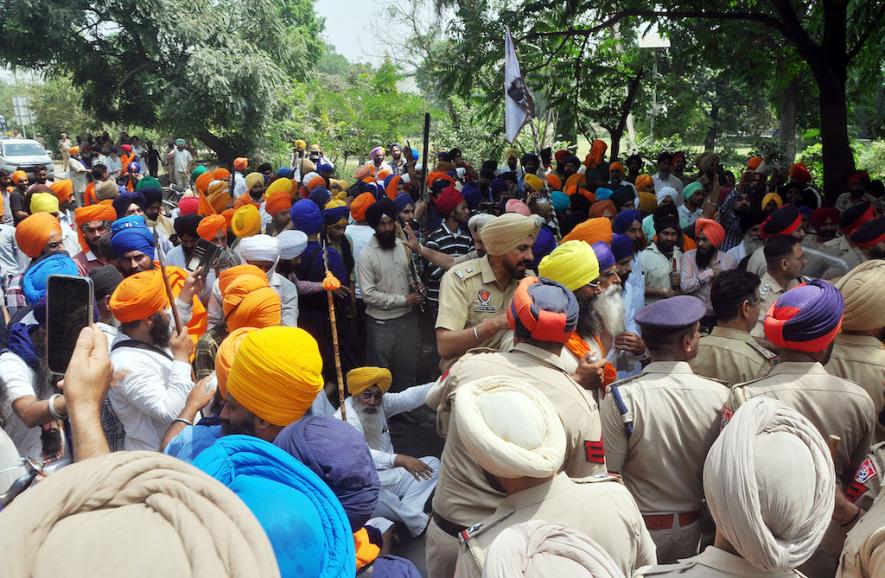 Patiala, Apr 29 (ANI): A clash erupted between two groups near Kali Devi Temple, in Patiala on Friday. (