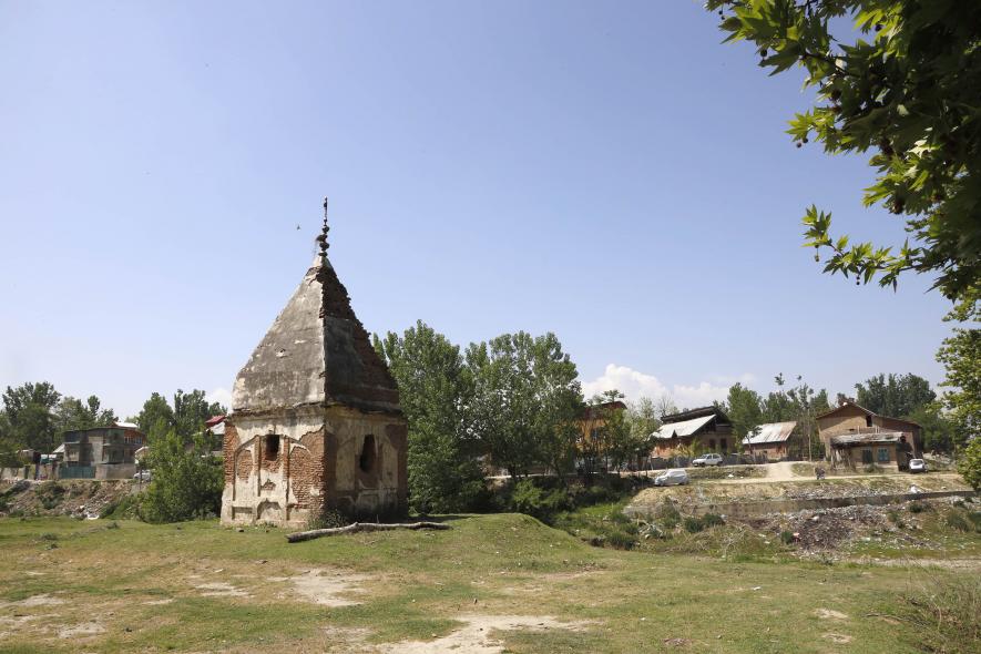 Abandoned Houses of migrant Pandits in Hawal village of Pulwama, South Kashmir. | Photo:  Kamran Yousuf 