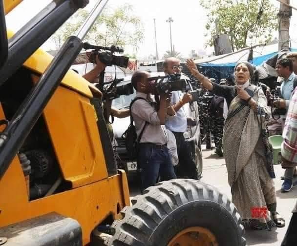 Jahangirpuri Demolitions: CPI(M)’s Brinda Karat Blocks Bulldozer; AAP Calls for Razing BJP HQ