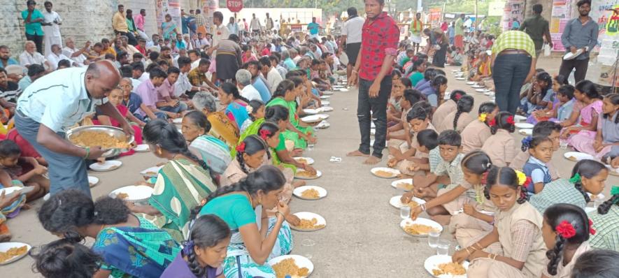 The protestors, including women and school students during the protest. Lunch was cooked and served at the protest site.