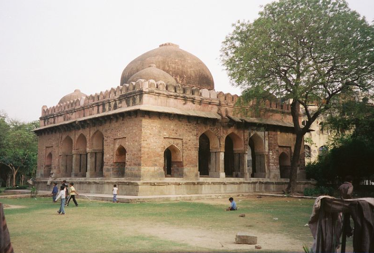 Barakhamba Monument at entrance of road to Nizamuddin auliya