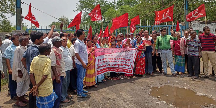 Agitation in front of Barjora coal mines gate for rehabilitation 