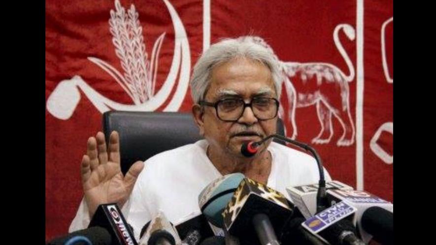 Caption: Left Front chairman Biman Basu addressing a press conference on MGNREGA in Kolkata