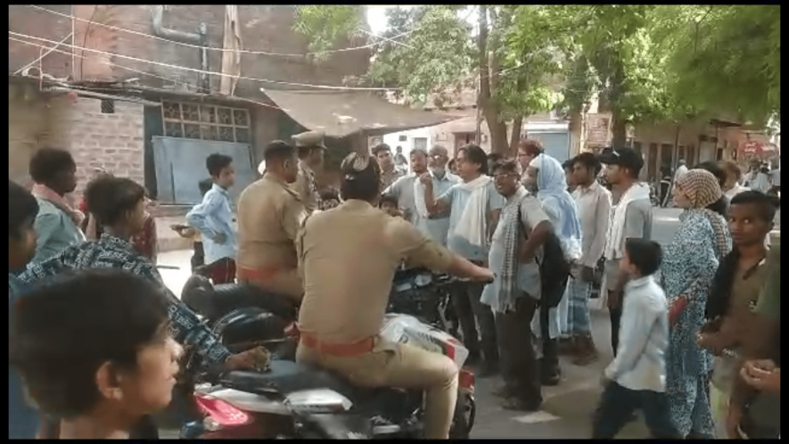 (A screengrab of a video showing the members of the Samiti and other people debating with the police)