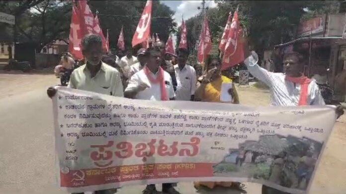 Photos from the protest for forest rights from Mallavalli, Karnataka. Image: AIKS member Krishna Prasad.