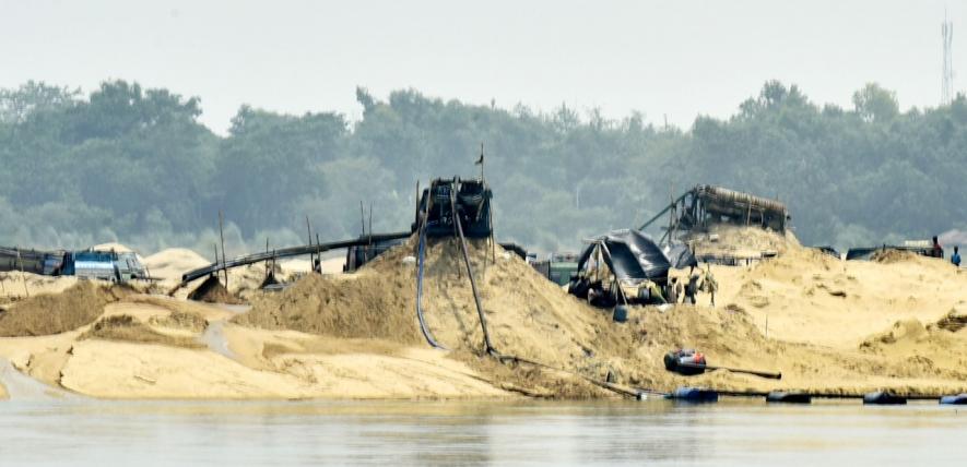 In Sonamukhi Munui village, sand being extracted illegally by inserting a 100 feet pipe inside the Damodar.