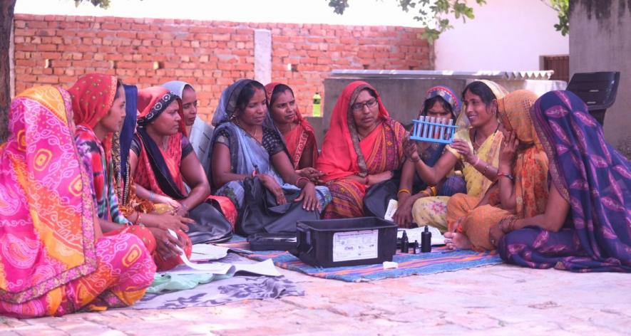 Group of Jal Sakhis performing the tests (Photo sourced by Indal Kashyap, 101Reporters).