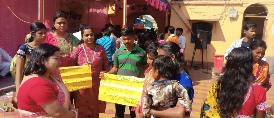 Campaigning by MANT against underage marriage at a fair in Bankura Aketswar 