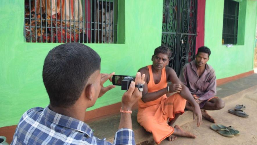 Students interviewing villagers (Photo - Abhijit Mohanty, 101Reporters)