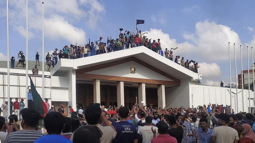 People rallying in front of the prime minister's office after Sheikh Hasina's resignation. Photo: Md Joni Hossain / Wikimedia Commons