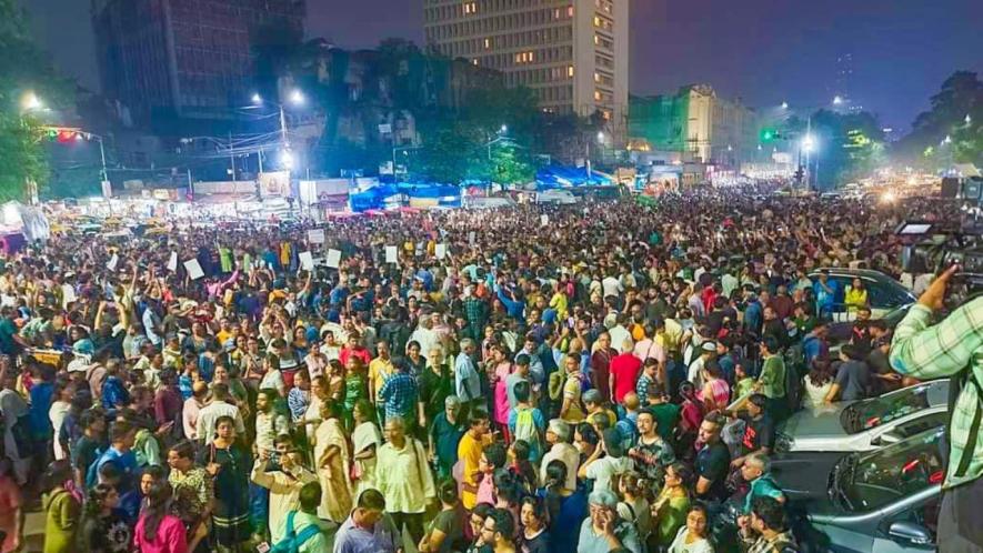 Crowds swelled on Sunday at the venue of the ‘fast unto death’ by junior doctors after the Calcutta HC quashed the imposition of Sec 163.