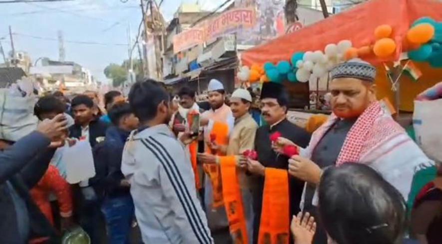 In a profound display of unity & compassion, Sikhs and Muslims selflessly served by providing food to Kumbh devotees, while Mosques opened up to provide beds and blankets to 25,000.